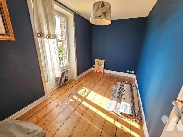 Maison de charme, située à 800m d'une plage et à 1.5km de nombreux commerces, comprenant : une ...