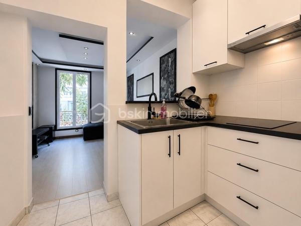 À vendre – Appartement 28 m² – Saint-Ouen-sur-Seine – Métros 13 & 14

Découvrez cet appartement de 28 m², parfait pour un premier achat, un pied-à-terre ou un investissement locatif.

Son véritable atout : son emplacement privilégié. Vous profitez d’un quartier vivant avec commerces, restaurants, services et transports accessibles à pied, tout en bénéficiant d’une excellente connexion avec Paris.

🚇 Côté transports, vous êtes particulièrement bien desservi :

* Métro ligne 13 – station Garibaldi à environ 350 m, soit quelques minutes à pied.
* Ligne 14 accessible depuis le secteur de Saint-Ouen, offrant une liaison rapide vers Paris et notamment les grands pôles de transport parisiens.
* Plusieurs lignes de bus à proximité, notamment les lignes 85, 137 et 537.
* Le secteur bénéficie également de la proximité du RER C à la gare de Saint-Ouen. 

🏙️ Un quartier pratique au quotidien

À proximité immédiate, vous trouverez de nombreux commerces et services : alimentation, boulangeries, pharmacies, cafés, restaurants et commerces de proximité. Le marché aux Puces de Saint-Ouen est également tout proche, apportant au quartier son ambiance et son identité très particulière.

Un 28 m² idéalement placé, dans un secteur recherché pour sa proximité immédiate avec Paris et son excellente desserte en transports.