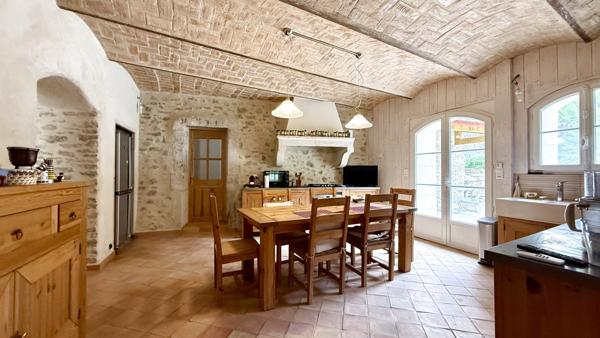 Crest (26400) Drôme Provençale : Ancienne bergerie en pierre entièrement rénovée d'environ 900m2, 47 ha, piscine naturelle