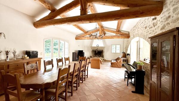 Crest (26400) Drôme Provençale : Ancienne bergerie en pierre entièrement rénovée d'environ 900m2, 47 ha, piscine naturelle