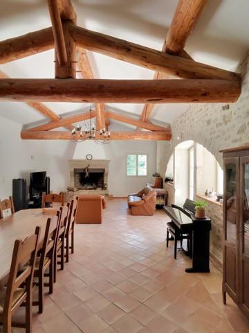 Crest (26400) Drôme Provençale : Ancienne bergerie en pierre entièrement rénovée d'environ 900m2, 47 ha, piscine naturelle