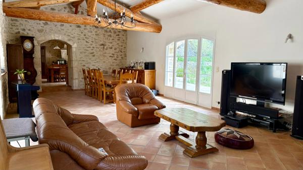 Crest (26400) Drôme Provençale : Ancienne bergerie en pierre entièrement rénovée d'environ 900m2, 47 ha, piscine naturelle