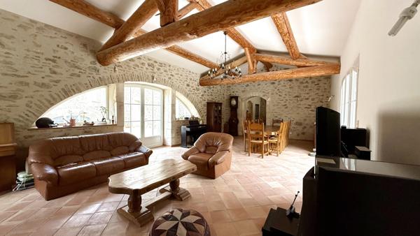 Crest (26400) Drôme Provençale : Ancienne bergerie en pierre entièrement rénovée d'environ 900m2, 47 ha, piscine naturelle