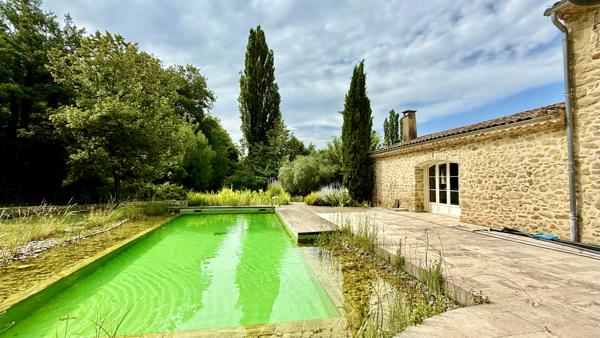 Crest (26400) Drôme Provençale : Ancienne bergerie en pierre entièrement rénovée d'environ 900m2, 47 ha, piscine naturelle