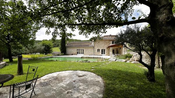 Crest (26400) Drôme Provençale : Ancienne bergerie en pierre entièrement rénovée d'environ 900m2, 47 ha, piscine naturelle