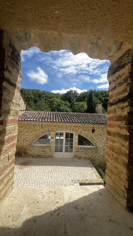 Crest (26400) Drôme Provençale : Ancienne bergerie en pierre entièrement rénovée d'environ 900m2, 47 ha, piscine naturelle