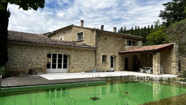 Crest (26400) Drôme Provençale : Ancienne bergerie en pierre entièrement rénovée d'environ 900m2, 47 ha, piscine naturelle