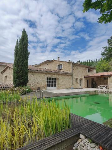 Crest (26400) Drôme Provençale : Ancienne bergerie en pierre entièrement rénovée d'environ 900m2, 47 ha, piscine naturelle