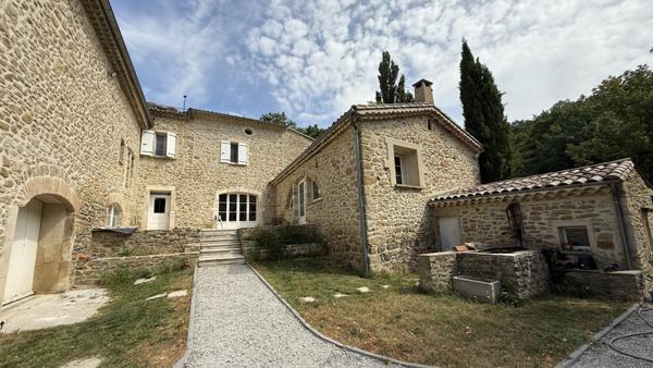 Crest (26400) Drôme Provençale : Ancienne bergerie en pierre entièrement rénovée d'environ 900m2, 47 ha, piscine naturelle