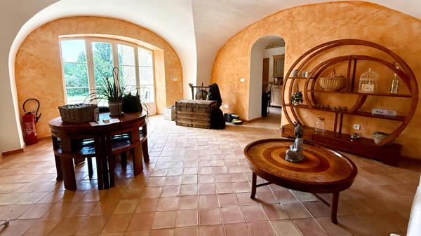 Crest (26400) Drôme Provençale : Ancienne bergerie en pierre entièrement rénovée d'environ 900m2, 47 ha, piscine naturelle