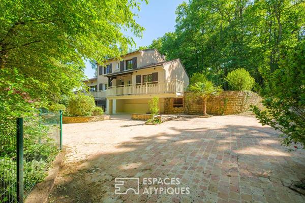 Maison rénovée avec parc boisé et vue sur l’abbaye