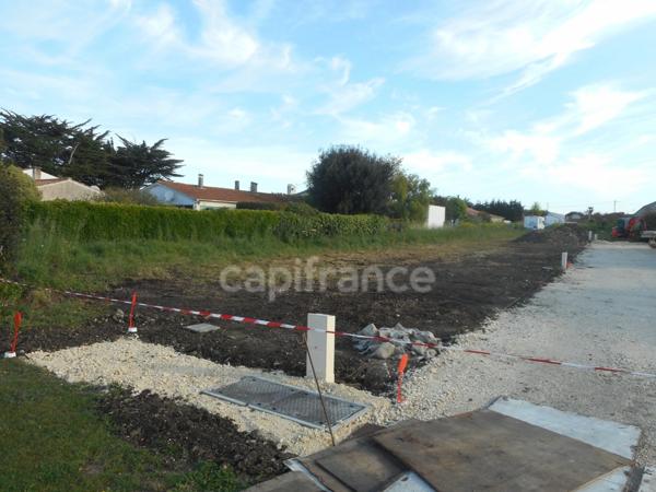 Dpt Charente Maritime (17), Ile d'OLERON, à vendre LA BREE LES BAINS terrain viabilisé de 329 m²