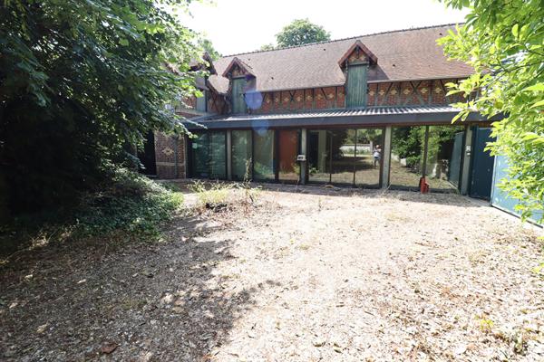 Bâtisse de 296 m² en centre du Vaudreuil