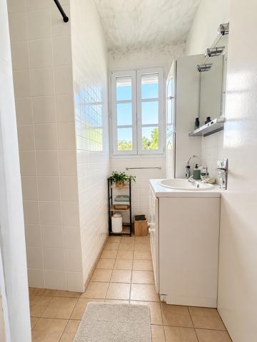 Maison sur sous-sol proche commerces et commodités Toutes les caractéristiques