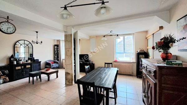 Charmante maison de ville en pierre. Authenticité et beaux volumes !