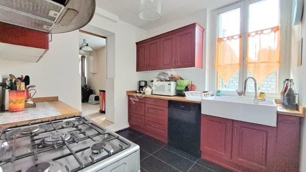 Charmante maison de ville en pierre. Authenticité et beaux volumes !