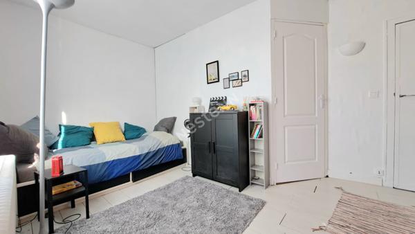 Charmante maison de ville en pierre. Authenticité et beaux volumes !