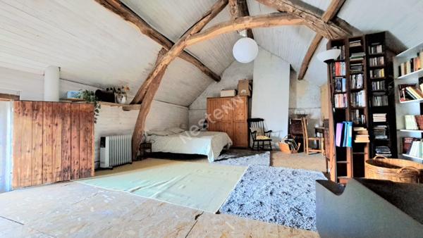 Charmante maison de ville en pierre. Authenticité et beaux volumes !