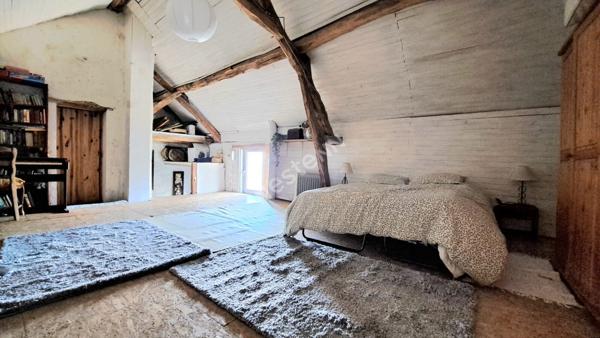 Charmante maison de ville en pierre. Authenticité et beaux volumes !