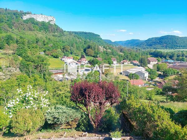 Magnifique vue imprenable sur les roches et la vallée