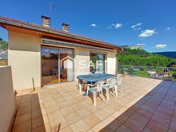 Magnifique vue imprenable sur les roches et la vallée