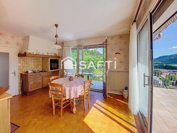 Magnifique vue imprenable sur les roches et la vallée