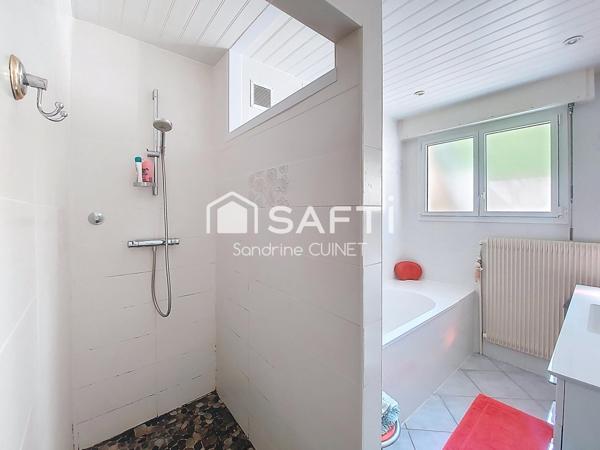 Magnifique vue imprenable sur les roches et la vallée