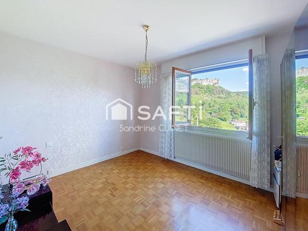 Magnifique vue imprenable sur les roches et la vallée