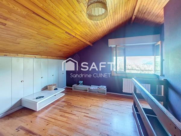 Magnifique vue imprenable sur les roches et la vallée