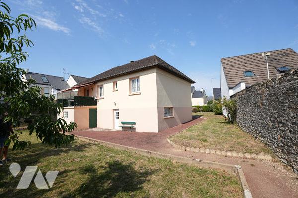 Maison 2 chambres avec balcon, garage et sous sol complet