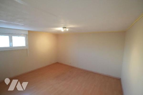 Maison 2 chambres avec balcon, garage et sous sol complet