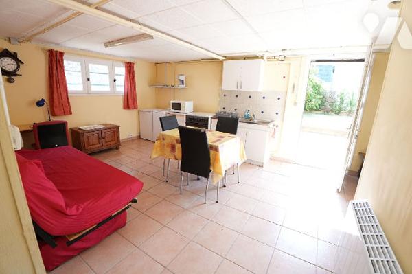 Maison 2 chambres avec balcon, garage et sous sol complet