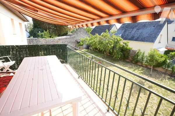 Maison 2 chambres avec balcon, garage et sous sol complet