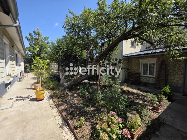 Maison
         6 pièces
        - 175 m² Exclusivité 825 000 € *