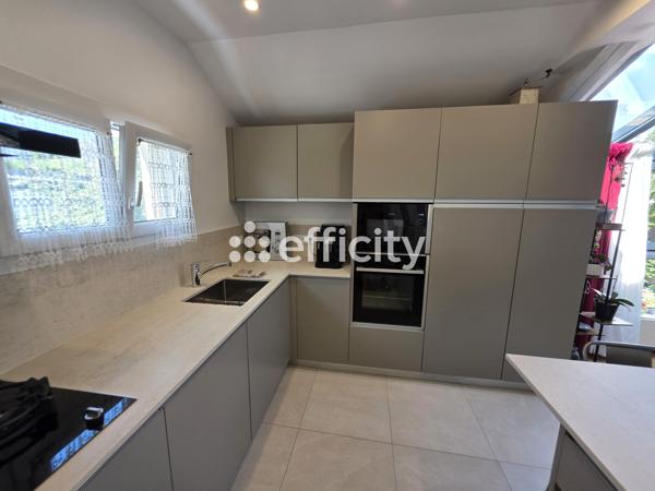 Maison
         6 pièces
        - 175 m² Exclusivité 825 000 € *