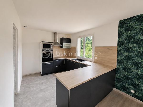 Maison sans travaux à vendre

Découvrez cette agréable maison avec sous-sol total,
comprenant une belle cuisine  semi ouverte sur un séjour lumineux, 2 chambres , une salle d'eau impeccable.
WC.

Le sous sol total offre une chambre supplémentaire ainsi que de nombreux espace de rangement .

Vous profiterez également d'un poêle à granulés pour un confort optimal et d'un jardin clos et arboré 

Une maison fonctionnelle et parfaitement entrenue ,prête à vous accueillir .

contactez moi pour une visite