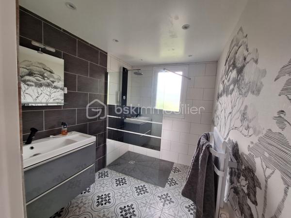 Maison sans travaux à vendre

Découvrez cette agréable maison avec sous-sol total,
comprenant une belle cuisine  semi ouverte sur un séjour lumineux, 2 chambres , une salle d'eau impeccable.
WC.

Le sous sol total offre une chambre supplémentaire ainsi que de nombreux espace de rangement .

Vous profiterez également d'un poêle à granulés pour un confort optimal et d'un jardin clos et arboré 

Une maison fonctionnelle et parfaitement entrenue ,prête à vous accueillir .

contactez moi pour une visite