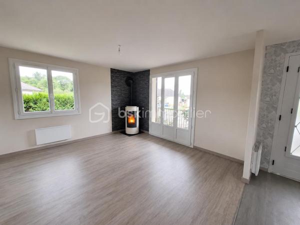 Maison sans travaux à vendre

Découvrez cette agréable maison avec sous-sol total,
comprenant une belle cuisine  semi ouverte sur un séjour lumineux, 2 chambres , une salle d'eau impeccable.
WC.

Le sous sol total offre une chambre supplémentaire ainsi que de nombreux espace de rangement .

Vous profiterez également d'un poêle à granulés pour un confort optimal et d'un jardin clos et arboré 

Une maison fonctionnelle et parfaitement entrenue ,prête à vous accueillir .

contactez moi pour une visite