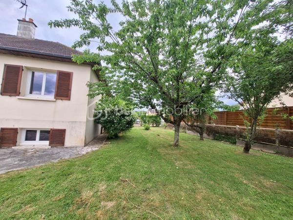 Maison sans travaux à vendre

Découvrez cette agréable maison avec sous-sol total,
comprenant une belle cuisine  semi ouverte sur un séjour lumineux, 2 chambres , une salle d'eau impeccable.
WC.

Le sous sol total offre une chambre supplémentaire ainsi que de nombreux espace de rangement .

Vous profiterez également d'un poêle à granulés pour un confort optimal et d'un jardin clos et arboré 

Une maison fonctionnelle et parfaitement entrenue ,prête à vous accueillir .

contactez moi pour une visite
