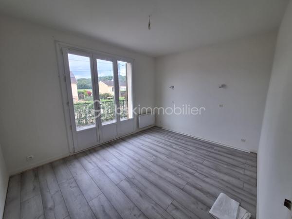 Maison sans travaux à vendre

Découvrez cette agréable maison avec sous-sol total,
comprenant une belle cuisine  semi ouverte sur un séjour lumineux, 2 chambres , une salle d'eau impeccable.
WC.

Le sous sol total offre une chambre supplémentaire ainsi que de nombreux espace de rangement .

Vous profiterez également d'un poêle à granulés pour un confort optimal et d'un jardin clos et arboré 

Une maison fonctionnelle et parfaitement entrenue ,prête à vous accueillir .

contactez moi pour une visite