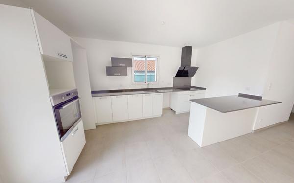 Maison à louer    4 pièces •  Angresse