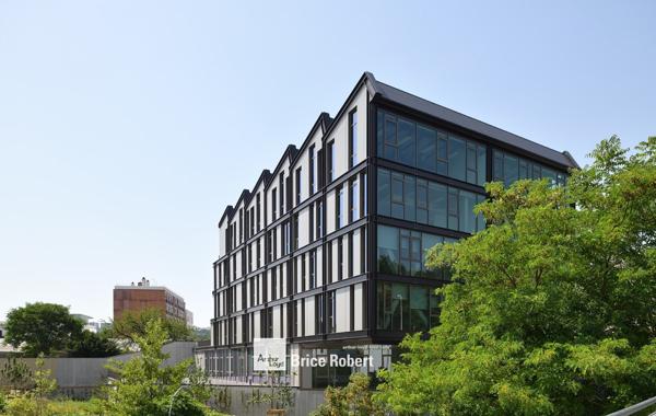 Bureaux à louer avec terrasses à Lyon 9ème dans immeuble moderne