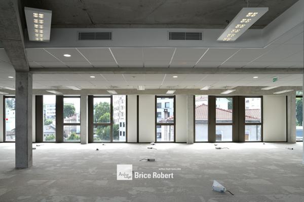 Bureaux à louer avec terrasses à Lyon 9ème dans immeuble moderne
