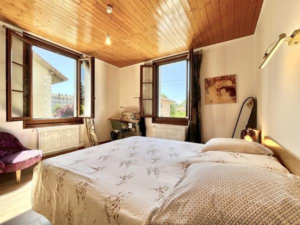 T3 DANS PETITE MAISON VILLE - JARDIN - CAVE
