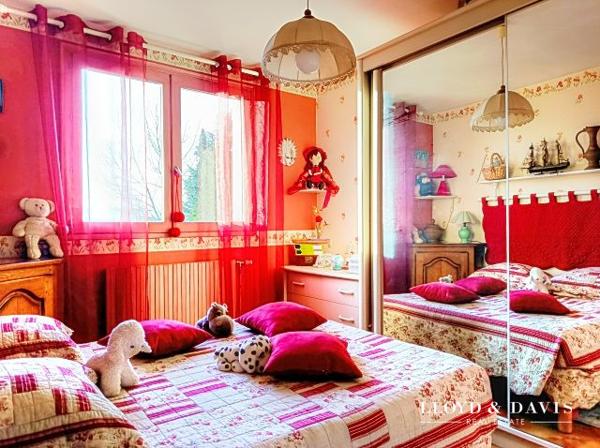 Maison individuelle 146 m² (125 m² habitables) – Vue dégagée, quartier calme, prestations soignées