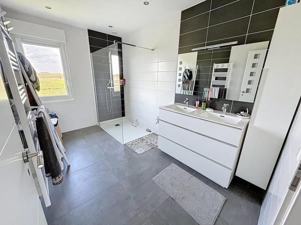 À vendre – Maison familiale rénovée avec piscine, balcon et dépendance – Sainte-Barbe (57640)