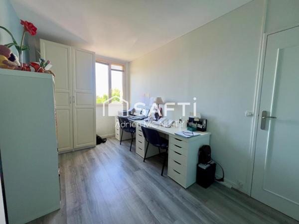 T5 80m² meublé – câble métro 8, cave, parking