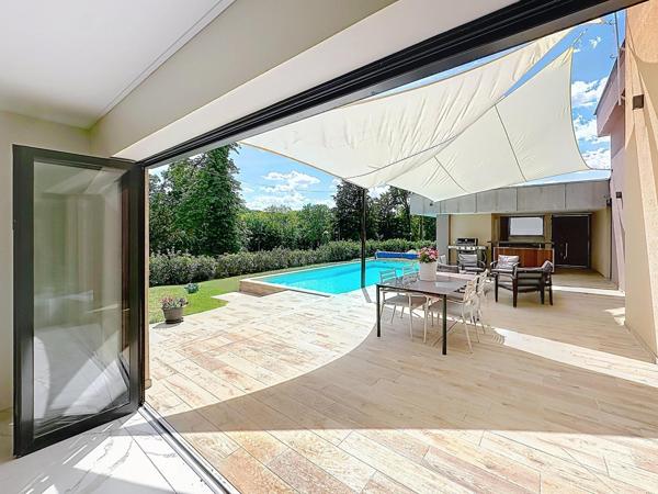 Propriété hors norme au style contemporain