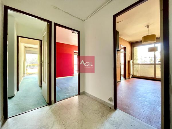 GRENOBLE - Avenue de Constantine : T4 au 4ème étage avec balcons et cave.
