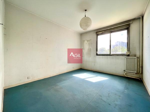 GRENOBLE - Avenue de Constantine : T4 au 4ème étage avec balcons et cave.